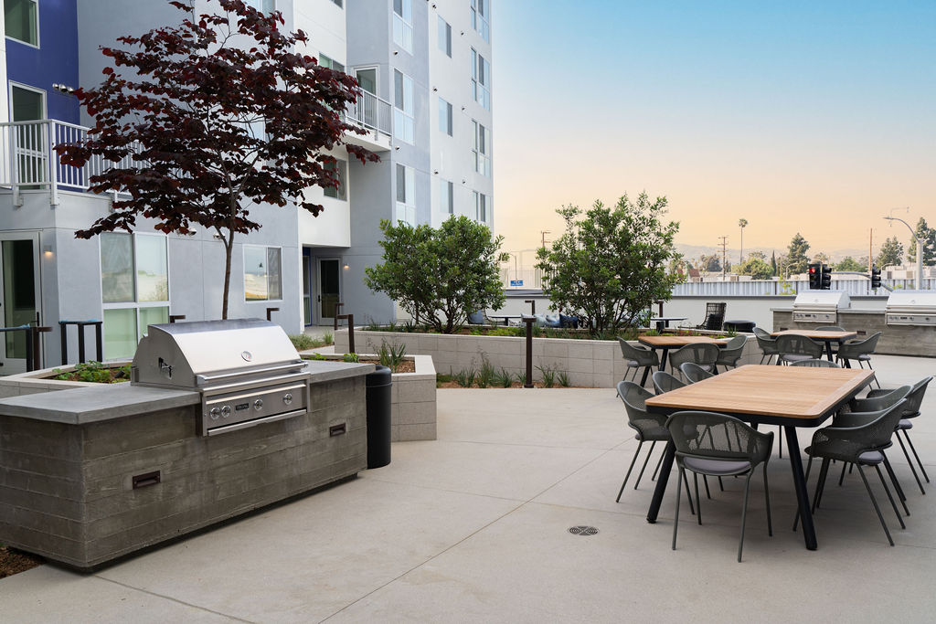 bbq-patio-upper-ivy-culver city apartments